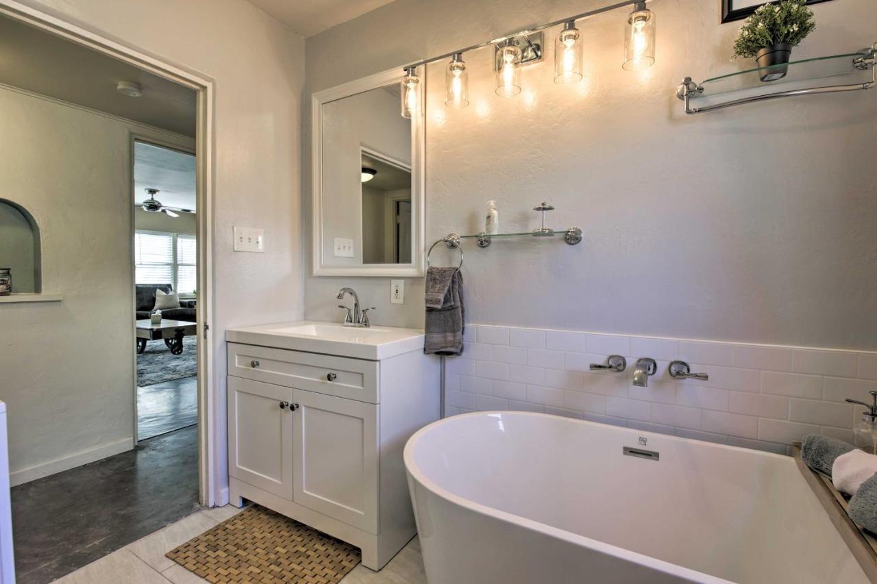 Central Phoenix Cottage With Private Yard! Bagian luar foto